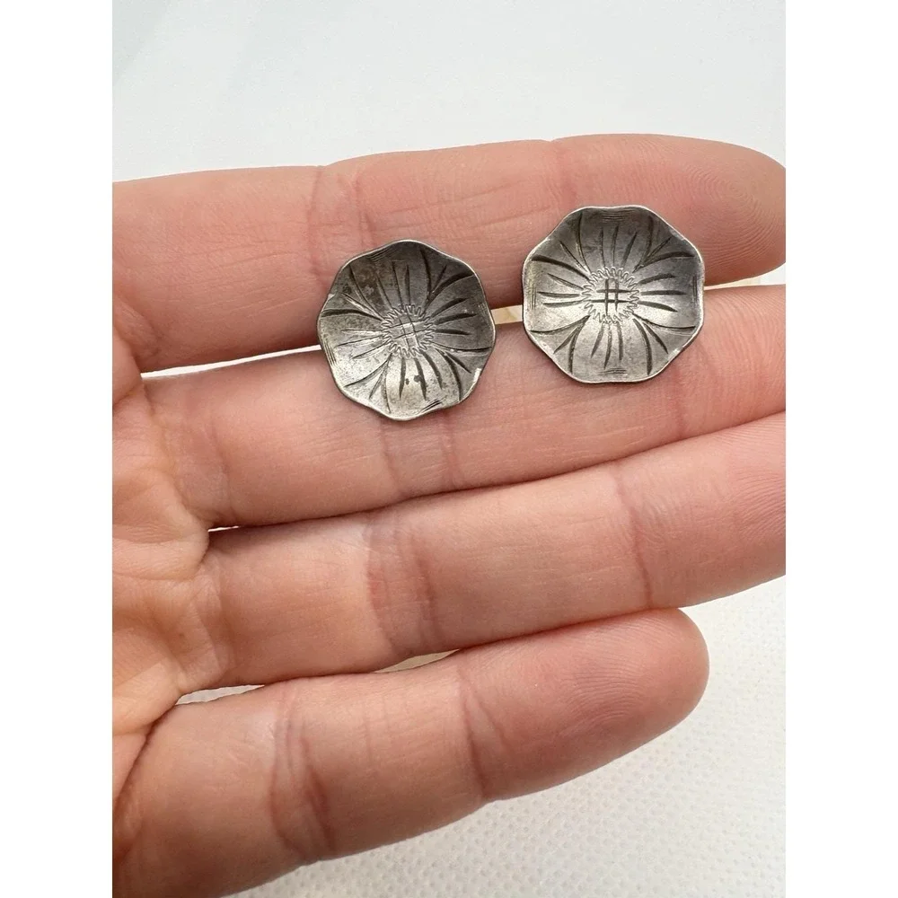 Vintage Sterling Silver Floral Screw Back Earrings Hand Engraved 925 3.7g Domed
